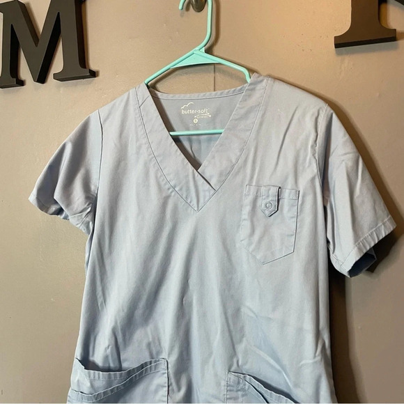 Butter soft womens light blue scrub top two pockets size small - Picture 3 of 6
